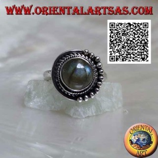 Anello in argento con labradorite tonda contornata da intreccio e da palline solo su una metà