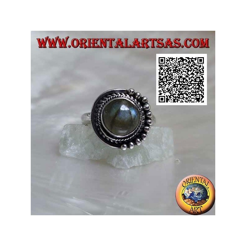 Bague en argent avec labradorite ronde entourée d'entrelacs et boules seulement sur une moitié