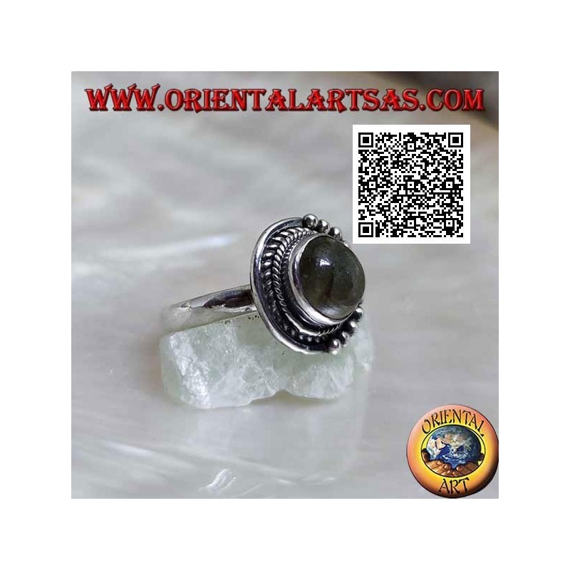 Anello in argento con labradorite tonda contornata da intreccio e da palline solo su una metà
