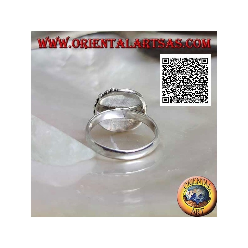 Anillo de plata con labradorita redonda rodeada de entrelazados y bolas solo en una mitad