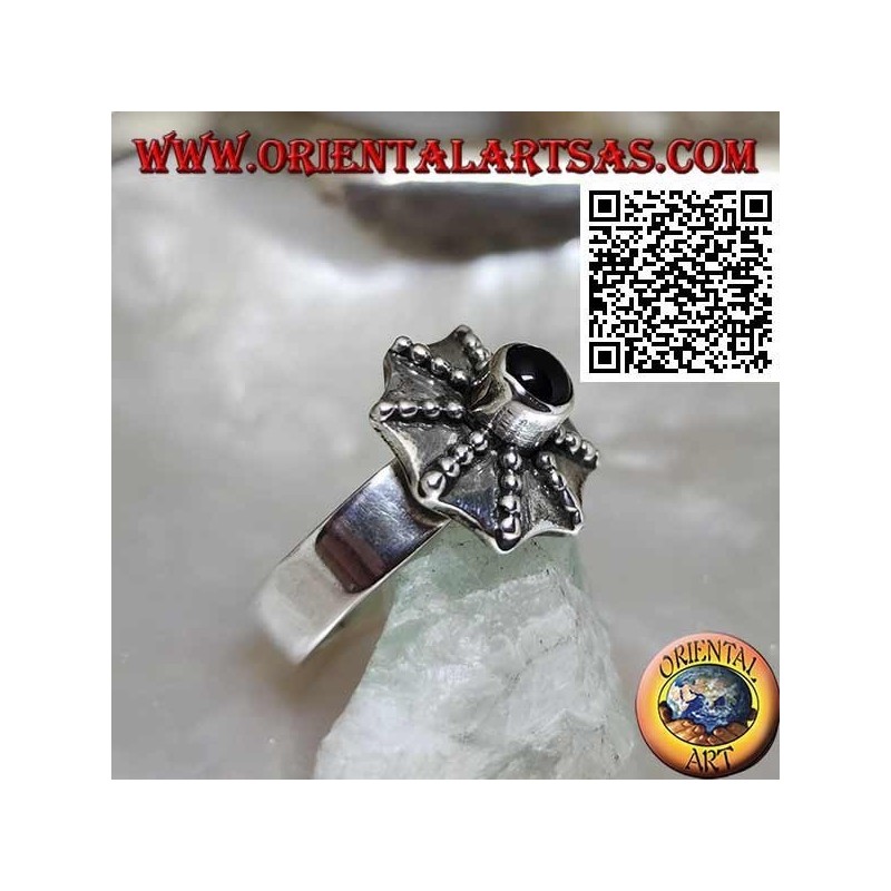 Silberring in Form eines Pagodenschirms mit einem zentralen runden Onyx