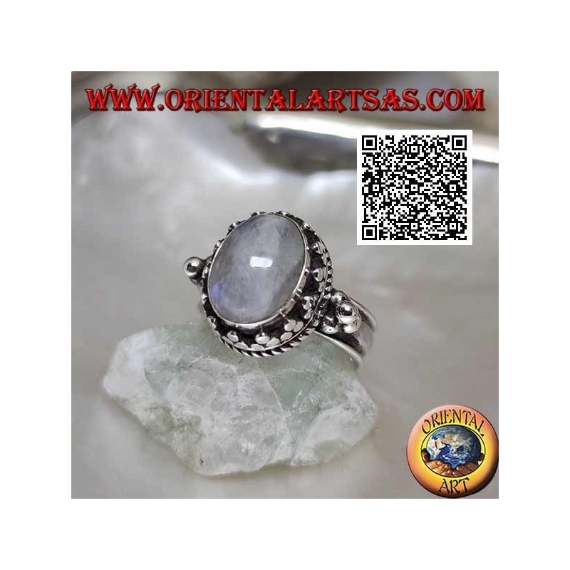 Bague en argent avec pierre de lune arc-en-ciel ovale entourée d'un trio de disques et entrelacés