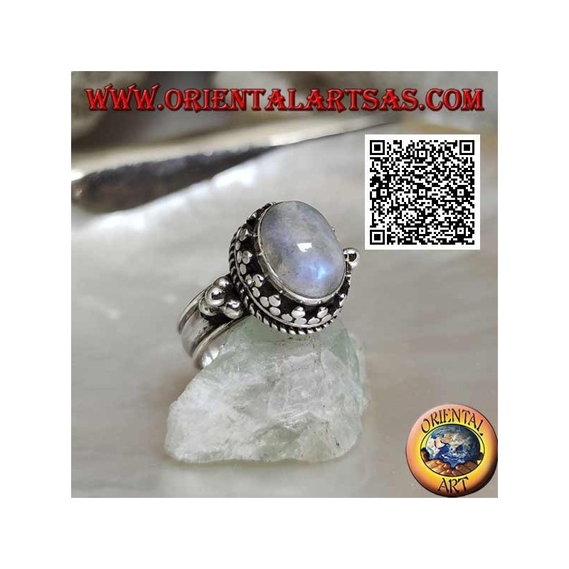 Bague en argent avec pierre de lune arc-en-ciel ovale entourée d'un trio de disques et entrelacés