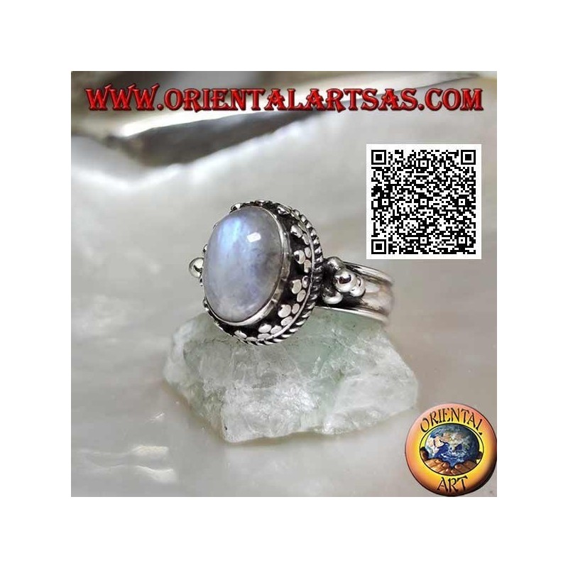 Bague en argent avec pierre de lune arc-en-ciel ovale entourée d'un trio de disques et entrelacés