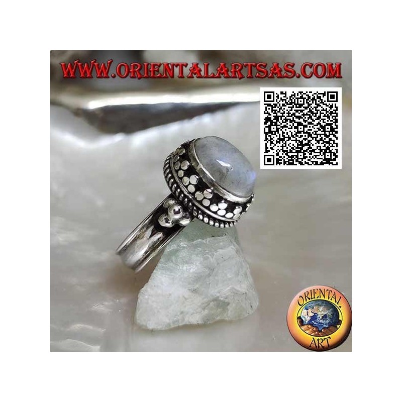 Bague en argent avec pierre de lune arc-en-ciel ovale entourée d'un trio de disques et entrelacés