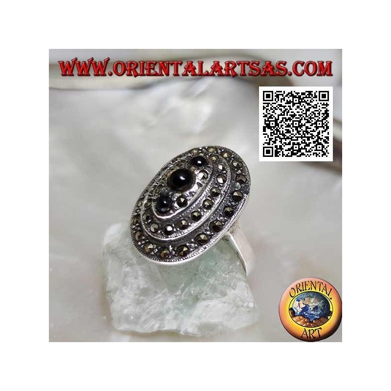 Bague ovale en argent avec trois niveaux de marcassite avec un trio d'onyx rond sur le dessus