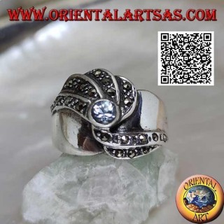 Anillo de plata con aguamarina natural redonda y líneas onduladas de marcasita