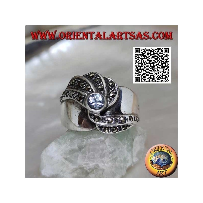 Anillo de plata con aguamarina natural redonda y líneas onduladas de marcasita