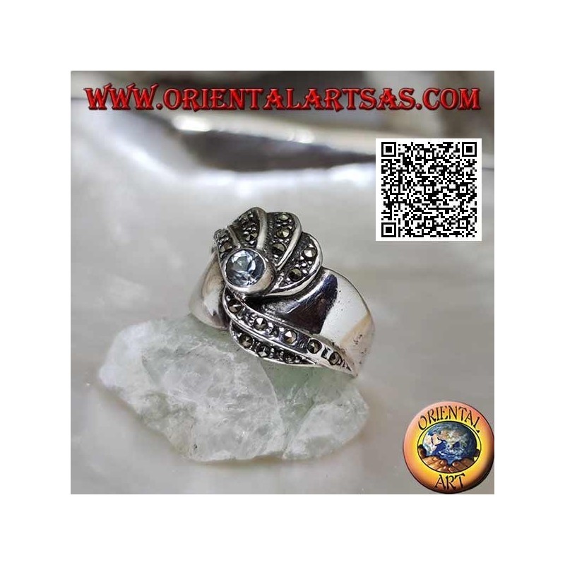 Anillo de plata con aguamarina natural redonda y líneas onduladas de marcasita