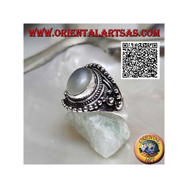 Anello in argento con pietra di luna ovale su montatura etnica decorata con intreccio e palline