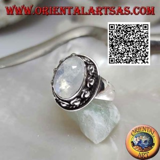 Anello in argento con pietra di luna ovale contornata da intreccio e pallina nella ciambella