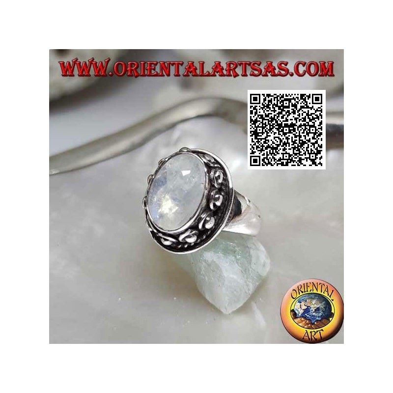 Anillo de plata con piedra lunar ovalada rodeada de entretejido y bola en rosquilla