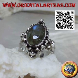 Anello in argento con labradorite cabochon ovale su montatura decorata da palline