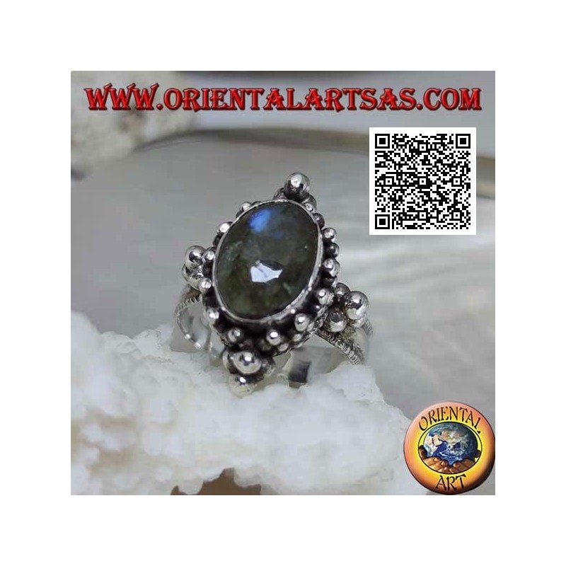 Bague en argent avec cabochon ovale labradorite sur une monture ornée de boules