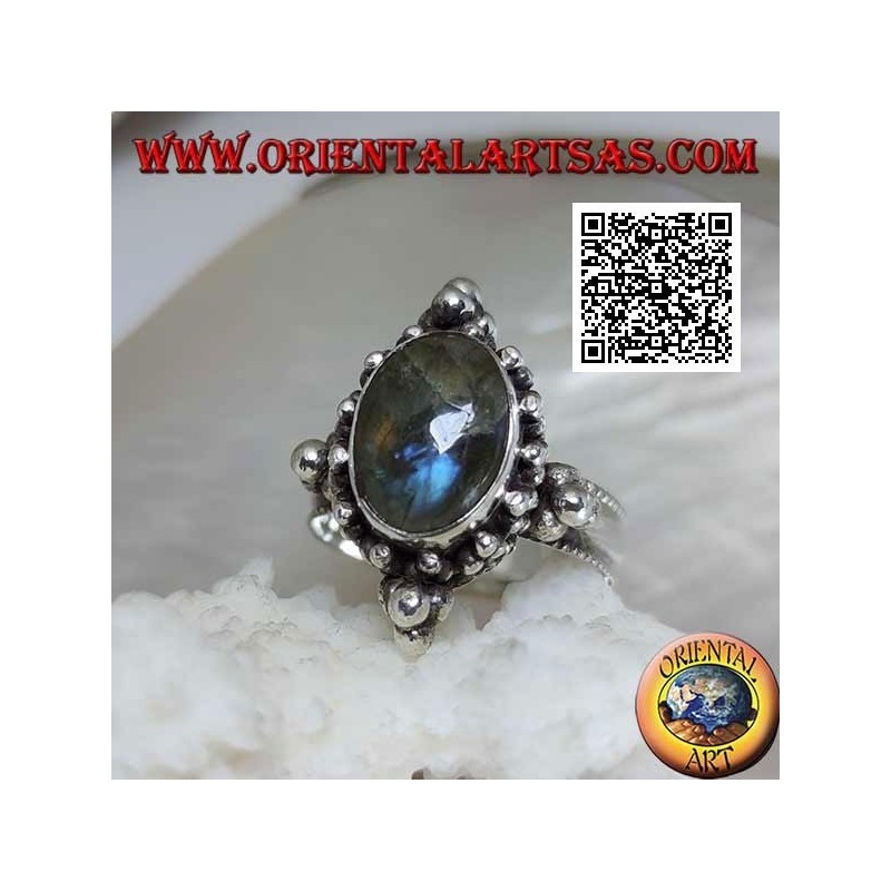 Silberring mit ovalem Cabochon-Labradorit auf einer mit Kugeln verzierten Fassung