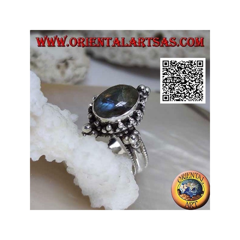 Anello in argento con labradorite cabochon ovale su montatura decorata da palline