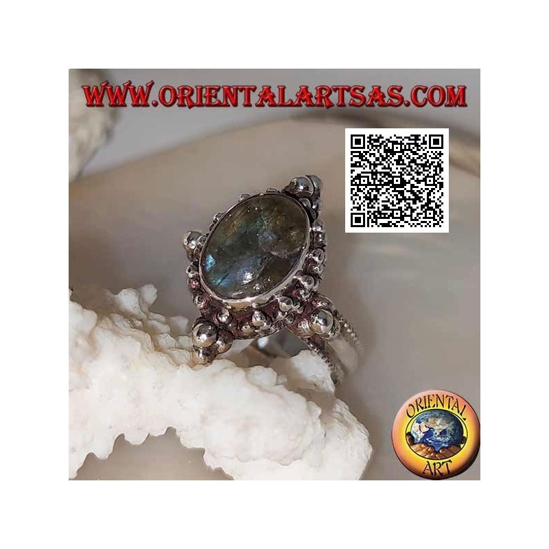 Anello in argento con labradorite cabochon ovale su montatura decorata da palline