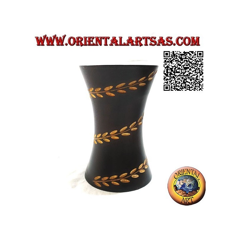 Concave cylinder flower vase with hand-engraved floral line in mahogany wood of 15 cm