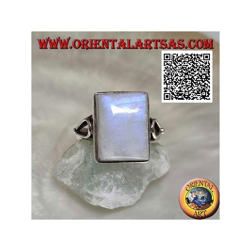 Anello in argento con pietra di luna arcobaleno rettangolare su montatura liscia con traforo a goccia sui lati