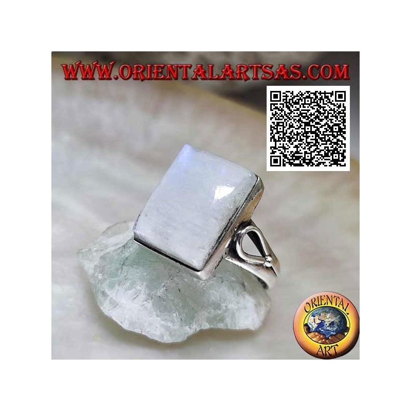 Bague en argent avec pierre de lune arc-en-ciel rectangulaire sur monture lisse avec ouverture en goutte sur les côtés