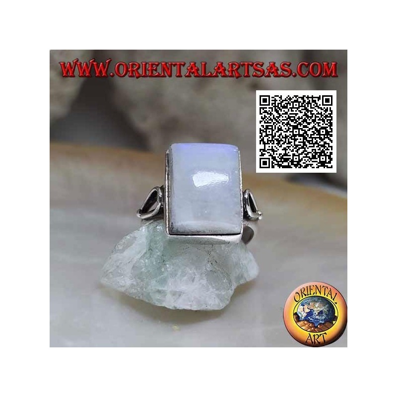 Bague en argent avec pierre de lune arc-en-ciel rectangulaire sur monture lisse avec ouverture en goutte sur les côtés