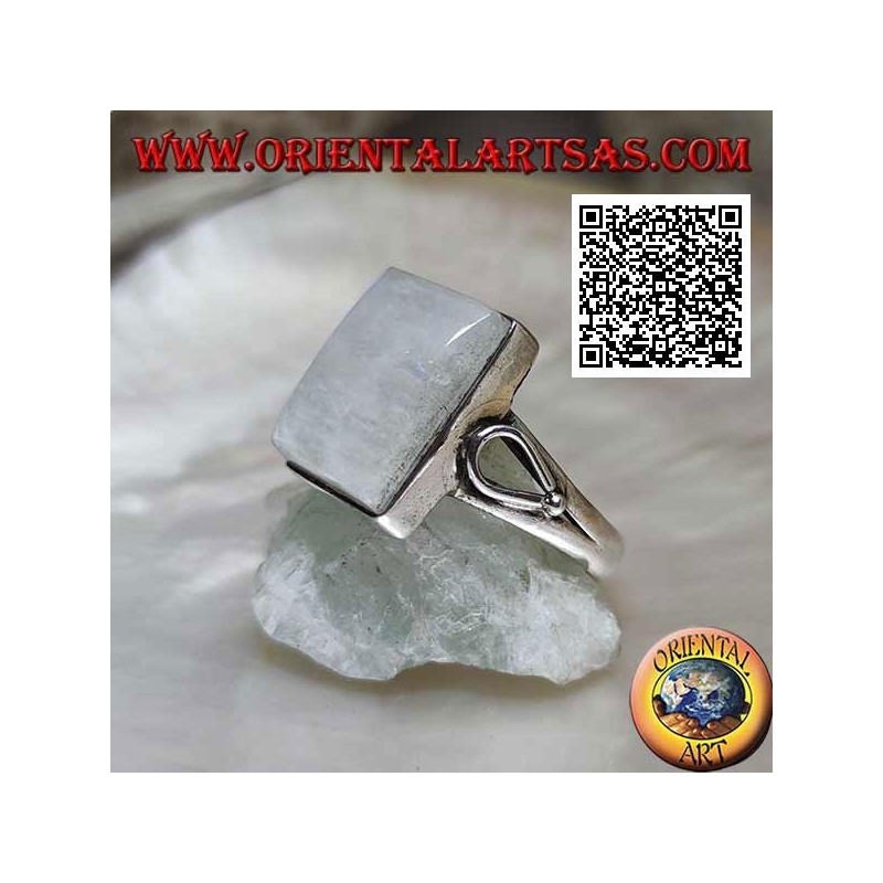 Anillo de plata con piedra lunar arcoíris rectangular en engaste liso con abertura en forma de lágrima en los lados
