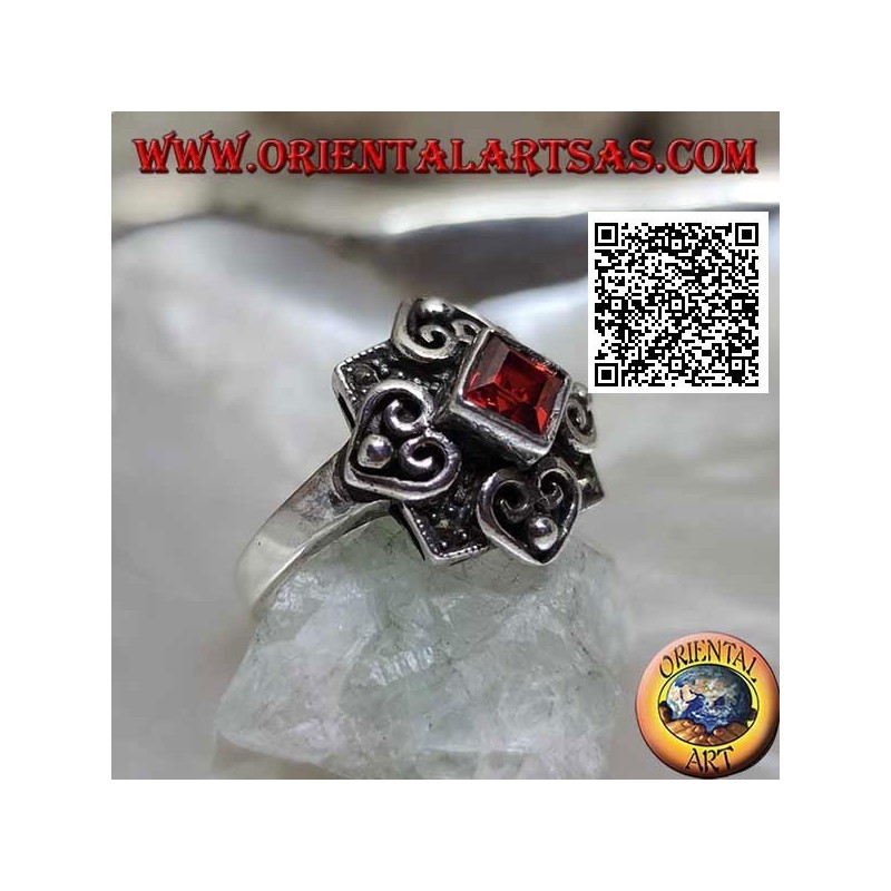 Bague en argent avec grenat rhomboïde naturel sur monture marcassite et quatre coeurs