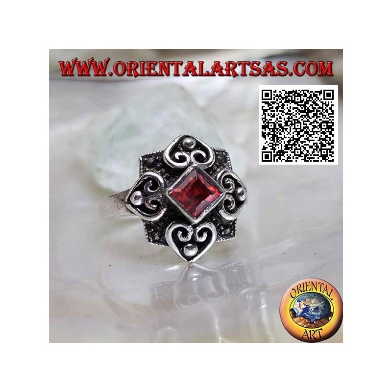 Bague en argent avec grenat rhomboïde naturel sur monture marcassite et quatre coeurs