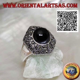 Anillo de plata hexagonal con decoración calada tachonada de marcasita con ónix redondo central