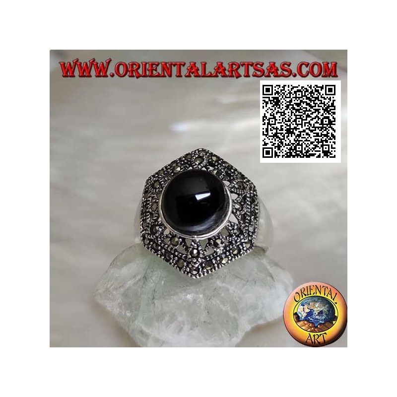 Anello in argento esagonale a decorazione traforata tempestato di marcassite con onice tonda centrale