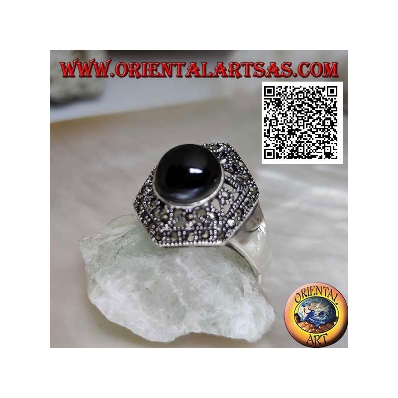 Anello in argento esagonale a decorazione traforata tempestato di marcassite con onice tonda centrale