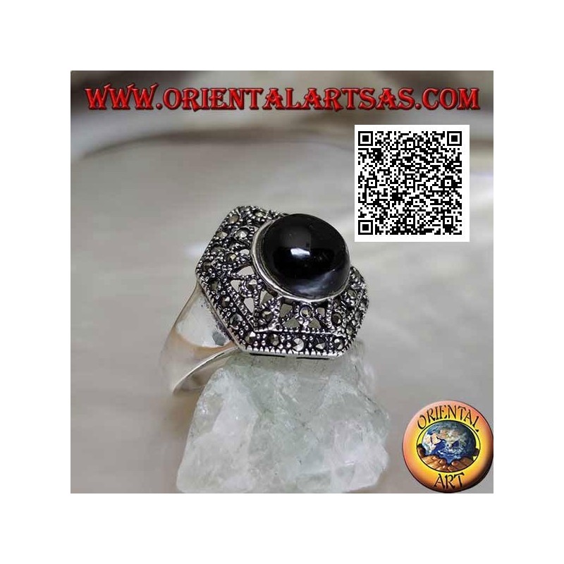 Anello in argento esagonale a decorazione traforata tempestato di marcassite con onice tonda centrale