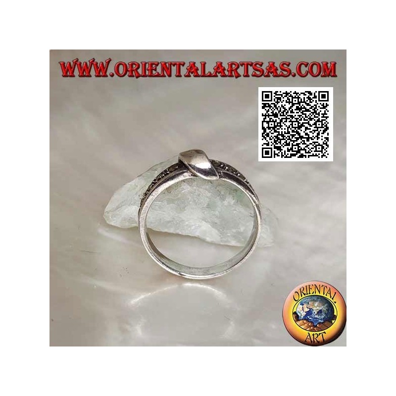 Silver ring in marcasite band with centrally wound wire