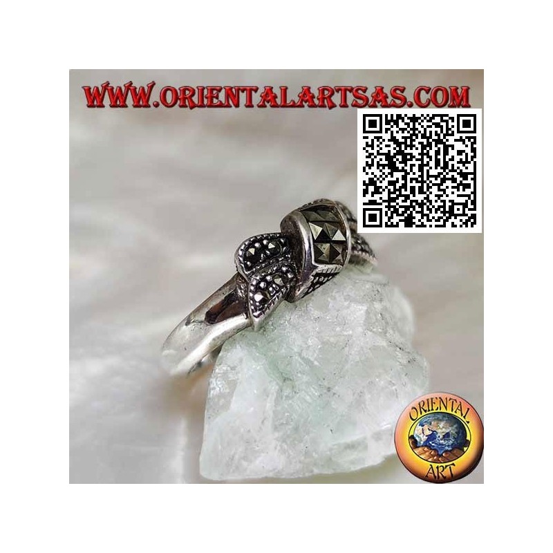 Anillo de plata con nudo de lazo tachonado de marcasita