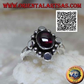 Silberring mit ovalem Cabochon-Granat, umgeben von abwechselnden Nieten und Kugeln