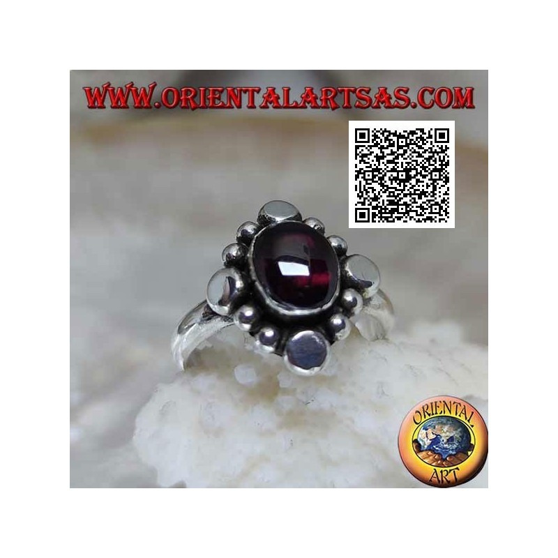 Bague en argent avec cabochon ovale grenat entouré de clous et boules en alternance