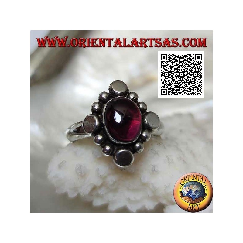 Silberring mit ovalem Cabochon-Granat, umgeben von abwechselnden Nieten und Kugeln