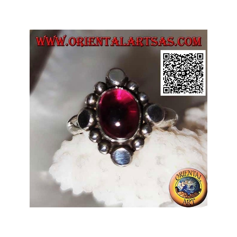 Bague en argent avec cabochon ovale grenat entouré de clous et boules en alternance