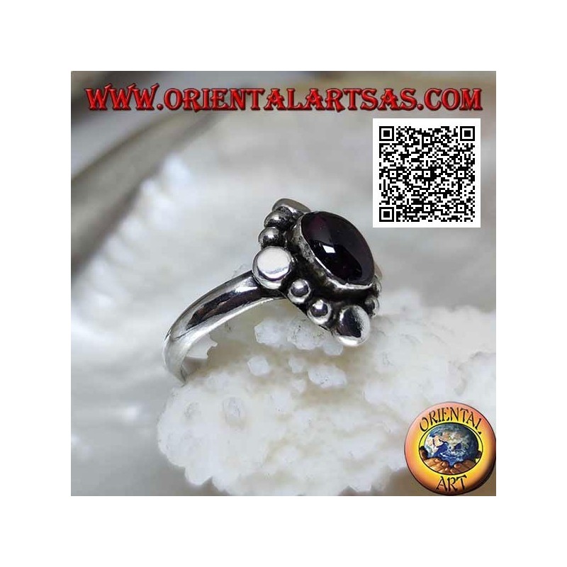 Bague en argent avec cabochon ovale grenat entouré de clous et boules en alternance