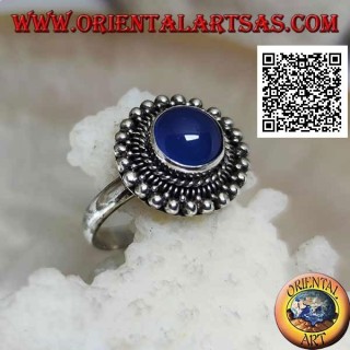 Bague en argent avec cabochon rond en agate bleue entourée d'entrelacs et de boules