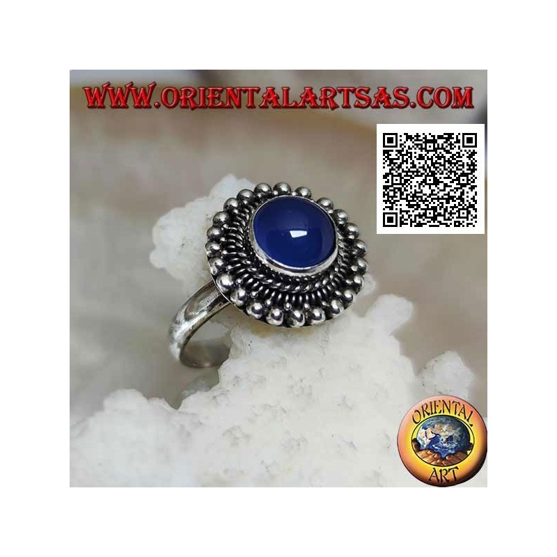 Bague en argent avec cabochon rond en agate bleue entourée d'entrelacs et de boules