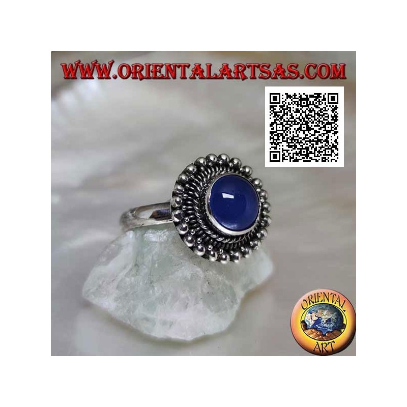 Anillo de plata con cabujón redondo de ágata azul rodeado de entrelazado y bolas