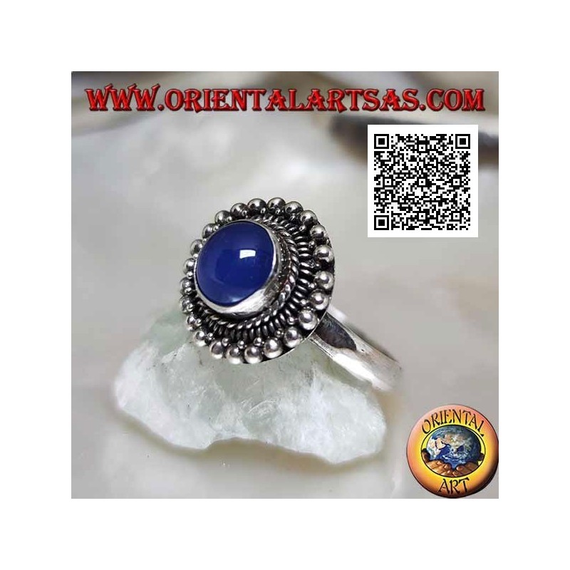 Anello in argento con agata blu tonda cabochon contornata da intreccio e palline
