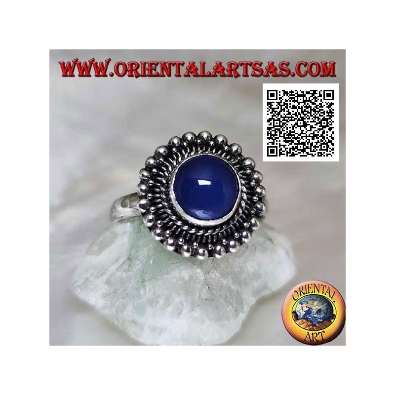 Bague en argent avec cabochon rond en agate bleue entourée d'entrelacs et de boules