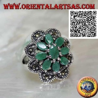 Bague fleur en argent avec 8 pétales d'émeraudes naturelles sertie ovale avec cadre arrondi de marcassite