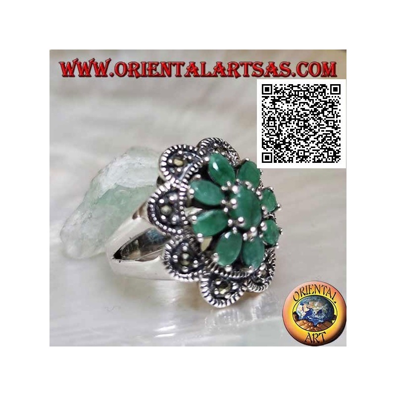 Anillo flor en plata con 8 pétalos de esmeraldas naturales engastados ovalados con marco redondeado de marcasita