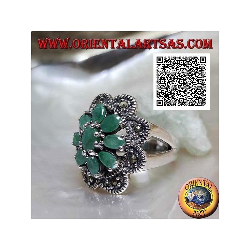 Blumenring in Silber mit 8 Blütenblättern aus natürlichen Smaragden, oval mit abgerundetem Rahmen aus Markasit