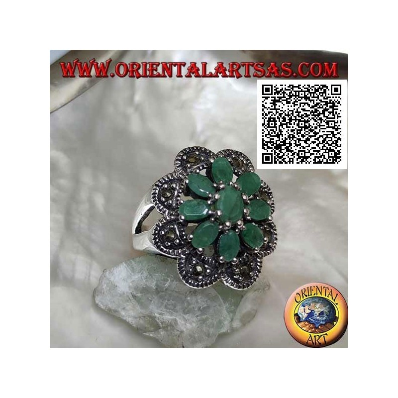 Bague fleur en argent avec 8 pétales d'émeraudes naturelles sertie ovale avec cadre arrondi de marcassite