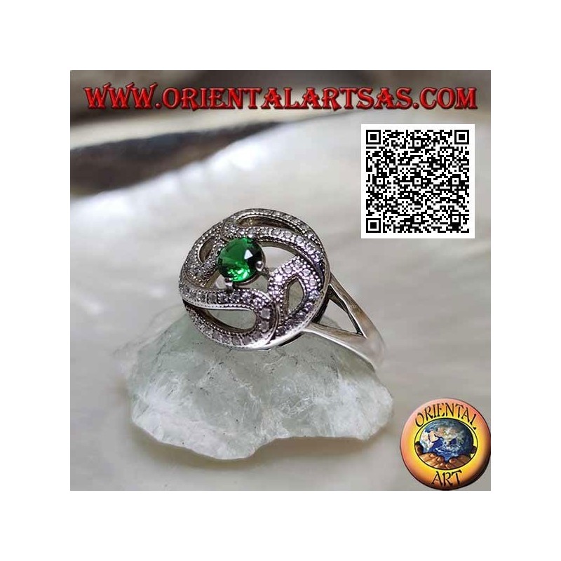 Anello in argento con linee di zirconi a cerchio e smeraldo di sintesi tondo centrale