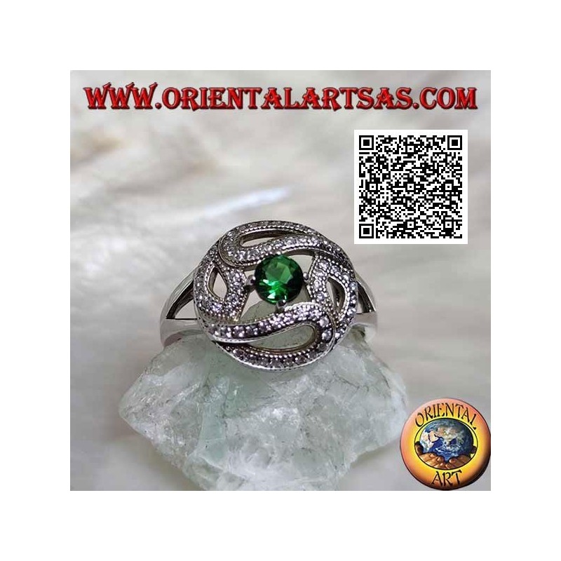 Anillo de plata con líneas de circonitas circulares y esmeralda sintética redonda central